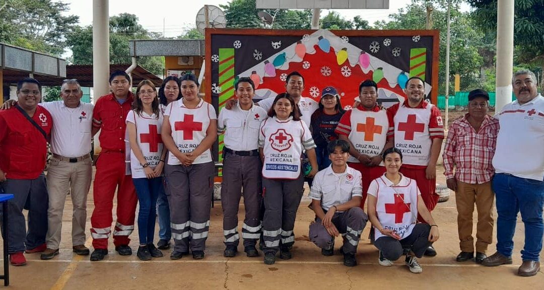 Voluntarios entregan ropa en localidad Laguneta