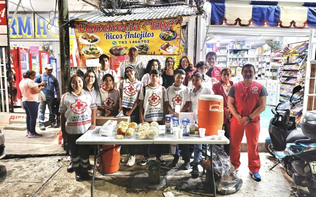 Juventinos entregan pan y café en Tuxpan afuera del Hospital