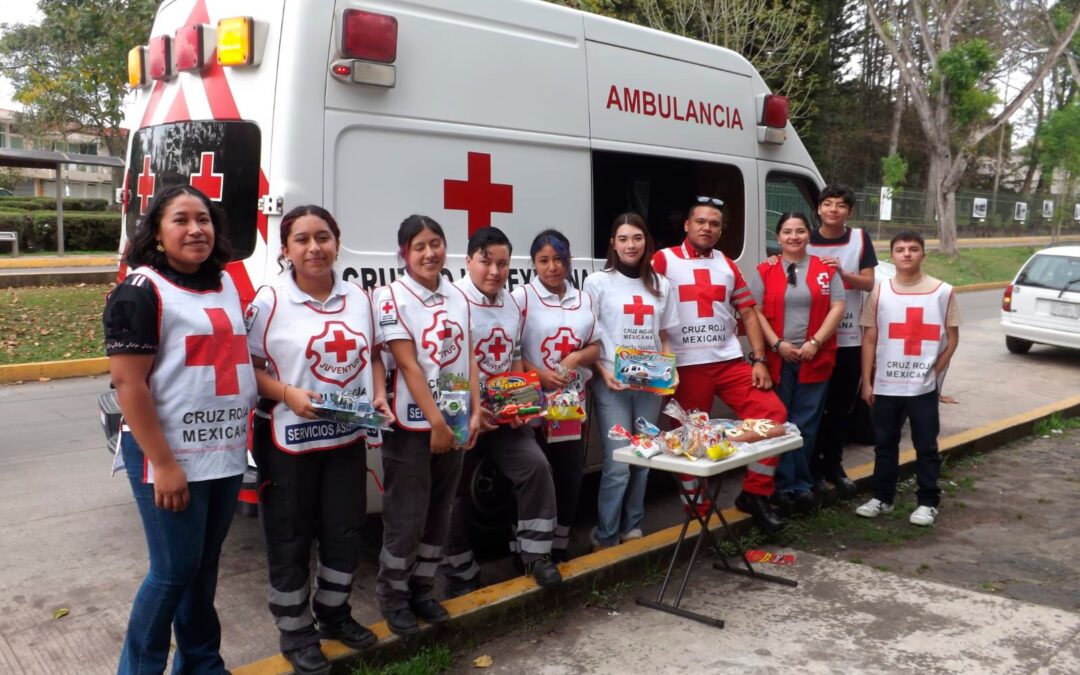 Juventud, Socorros y Voluntariado de Xalapa, entregan juguetes por el día de reyes magos