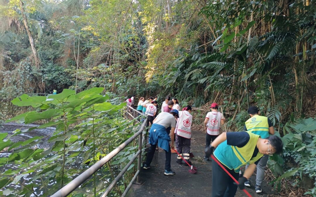 Juventinos de la Delegación Córdoba  brinda ayudan en las labores de limpieza del Río San Antonio